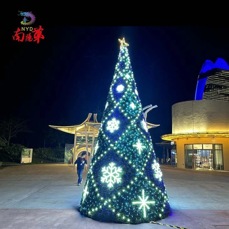 Shopping Mall Square Large Christmas Tree with Lights Shopping Mall Square Large Christmas Tree with Lights